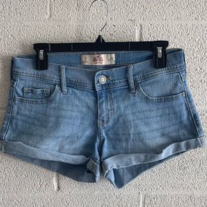 Hollister Low Rise Light Wash 2” Short-Shorts Size 5 | NWOT